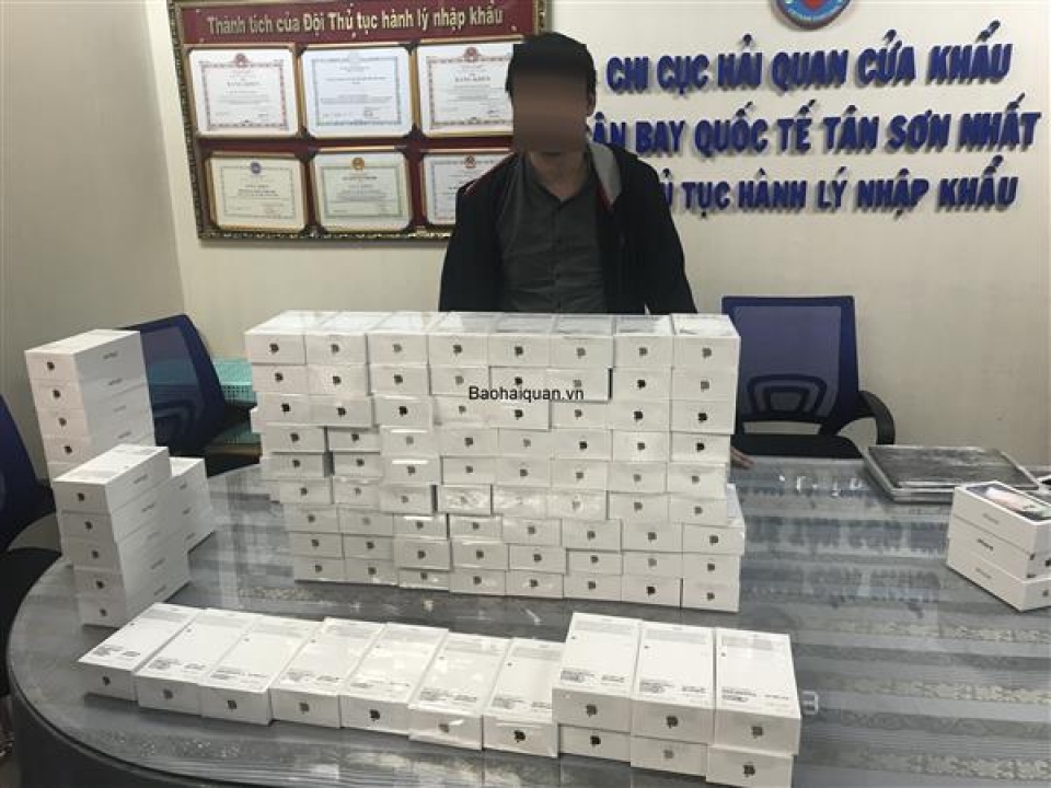 more than 250 iphone xs seized at tan son nhat airport