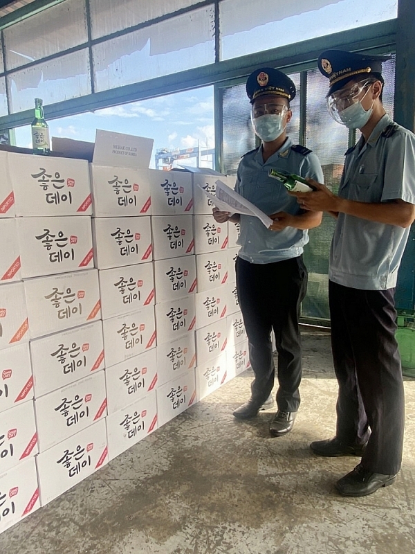 Customs officers at Sai Gon Port Zone 1 Customs Branh inspect imported goods. Photo: L.Linh