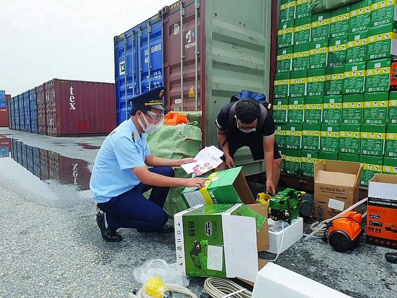 A Hai Phong Customs officer inspects imported goods: Photo: Nguyen Le