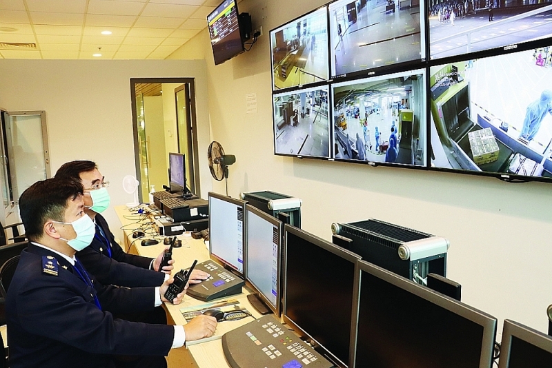 Quang Ninh Customs officers conduct surveillance using the camera system at Van Don airport. Photo: Quang Hung