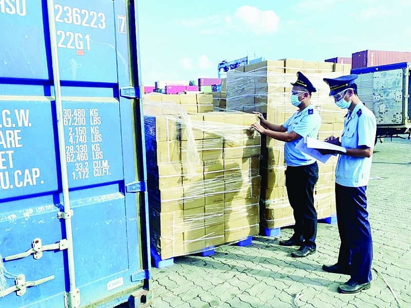 HCM City Customs officers inspects imported and exported goods at Cat Lai port. Photo: T.H