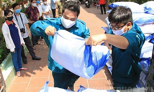 The General Department of State Reserves gave more than 14, 000 tons of rice to support people hit by Covid-19 in Ho Chi Minh City. Photo: Internet.