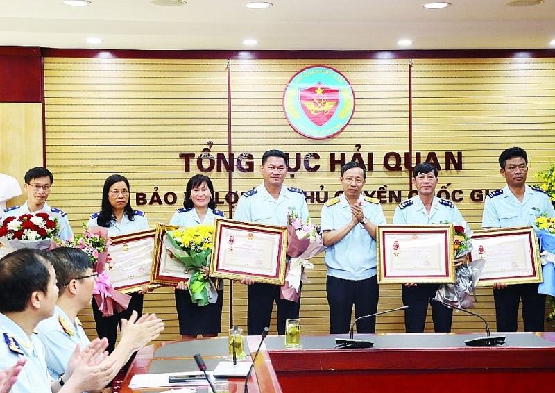 Director General Nguyen Van Can awards the Order of Merit to teams and individuals with outstanding achievements of Team 5 under the Anti-Smuggling and Investigation Department, on July 6, 2021. Photo: T.Binh