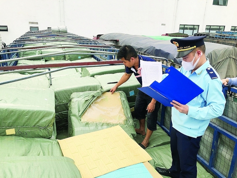 Customs officers of Huu Nghi border gate Customs Branh inspect imported goods. Photo: H. Nu