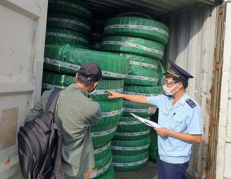 A Customs officer of Dinh Vu port Customs Branch under Hai Phong Customs Department inspects imported goods. Photo: T. Binh