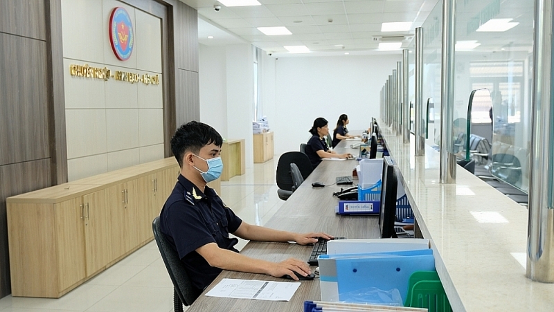 Customs officers of Da Nang International Airport Customs Branch at work. Photo: Thuy Linh