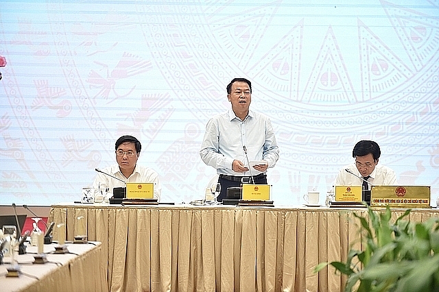 Deputy Minister of Finance Nguyen Duc Chi answers questions from the press. Photo: VGP
