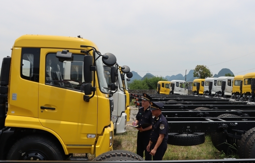 Cao Bang Customs carries out procedures for nearly 10,000 imported cars