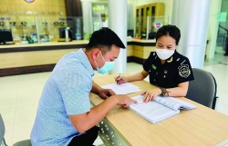 Da Nang Customs supports businesses to comply with law