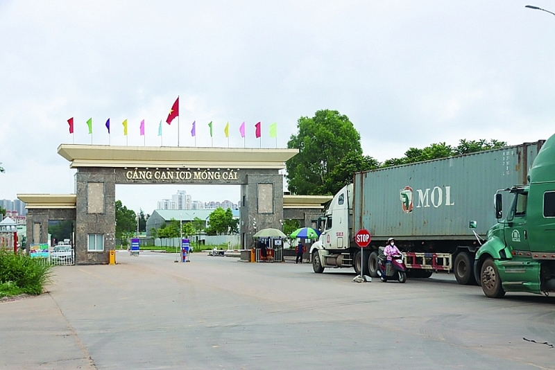 Import-export activities through Mong Cai ICD are bustling with vehicles. This area is also invested by Thanh Dat Joint Stock Company, belonging to Mong Cai Border-Gate Economic Zone (Quang Ninh). Photo: Quang Hung