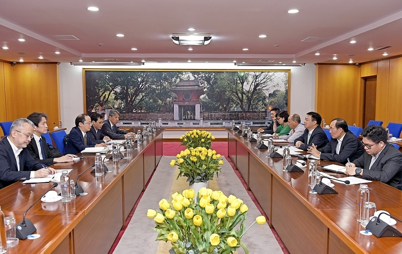 VCN - On the afternoon of September 19, 2022, Deputy Minister of Finance Nguyen Duc Chi met with the Japan Financial Services Agency (JFSA) on strengthening cooperation between the Ministry of Finance of Vietnam and JFSA in the insurance and securities at the headquarters of the Ministry of Finance.