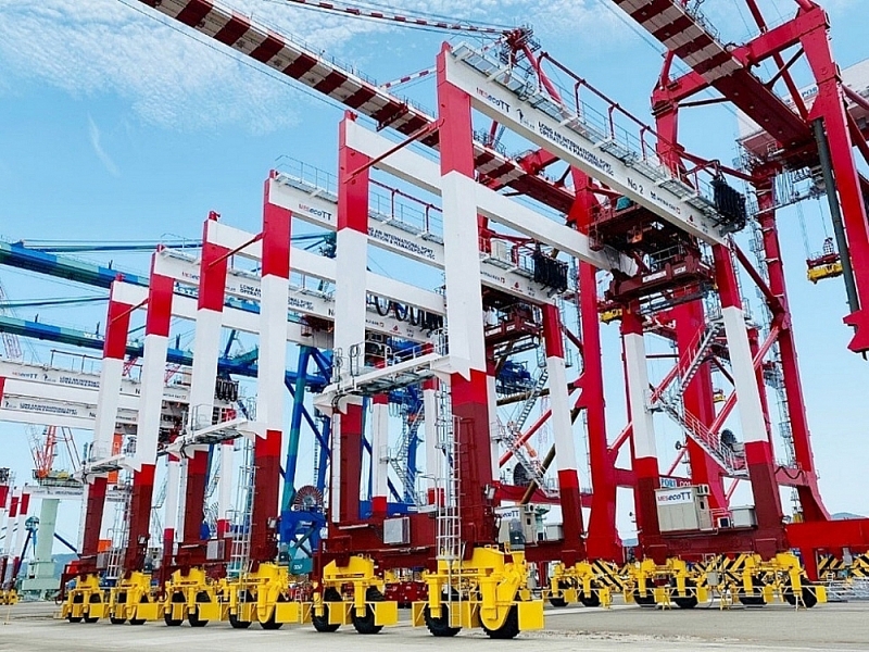 A modern Japanese-made crane system invested by Long An international port will arrive at the port in early October 2022. Photo: N.H