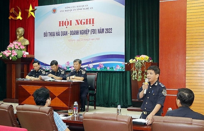 The representatives of Nghe An Customs answered questions from businesses at the conference. Photo: Nguyen Hai