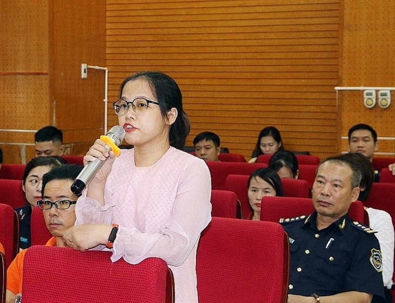The representative of Em-Tech Vinh Company at VSIP Nghe An Industrial Park raised suggestions and questions related to the list of goods allowed for liquidation or destruction. Photo: Nguyen Hai