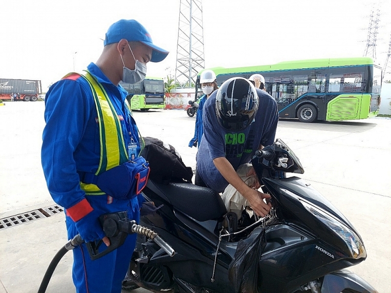 The current base price of petrol and oil is calculated on four factors. Photo: Nguyen Thanh.