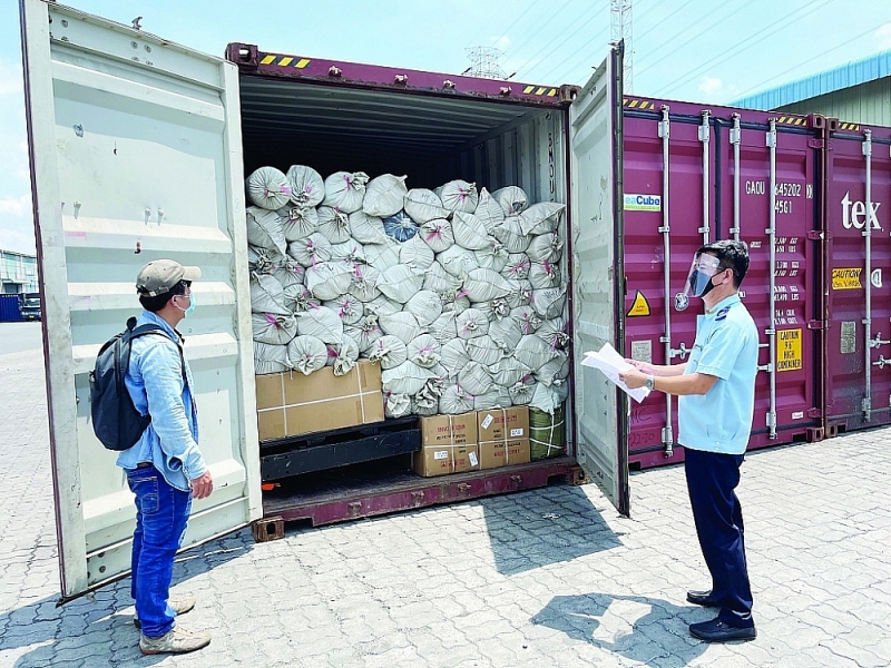 Officials of Saigon port area 1 Customs Branch carry out customs clearance procedures for firms. Photo: T.H