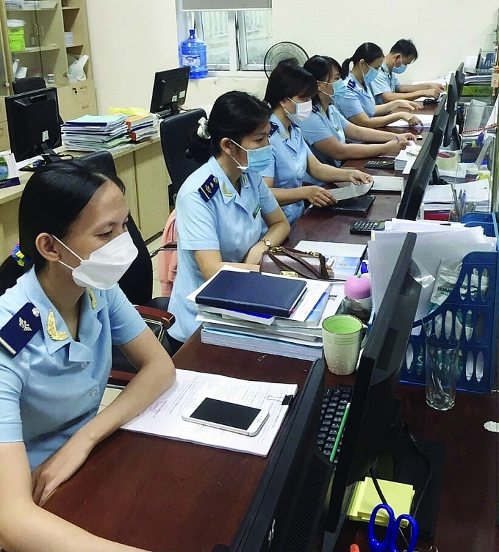 Quang Ngai Customs officers at work. Photo: D.D