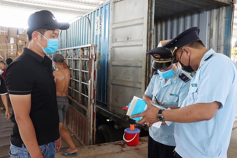 An officer of Mong Cai border gate Customs Branch (Quang Ninh Customs Department) inspects imported goods. Photo: Quang Hung