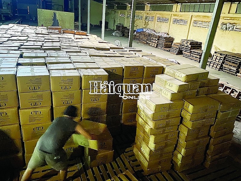 A shipment of handbags suspected of fraud of Vietnamese origin seized by the Saigon port area 1 Customs Branch