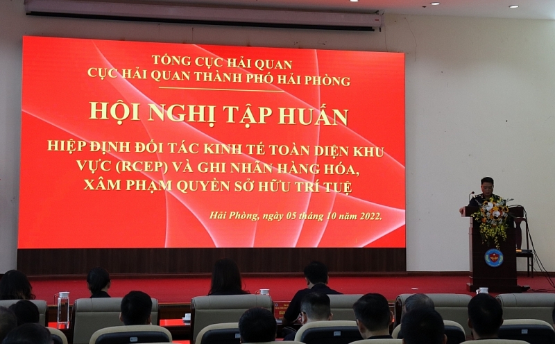 Deputy Director of Hai Phong Customs Department Tran Manh Hung delivers the opening speech.