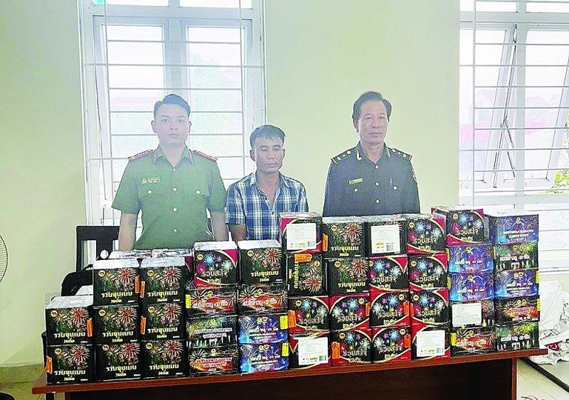Suspect Luong Van Duong (middle) and 15 kg of fireworks caught by Nghe An Police and Customs on July 30, 2022. Photo: H. Nu