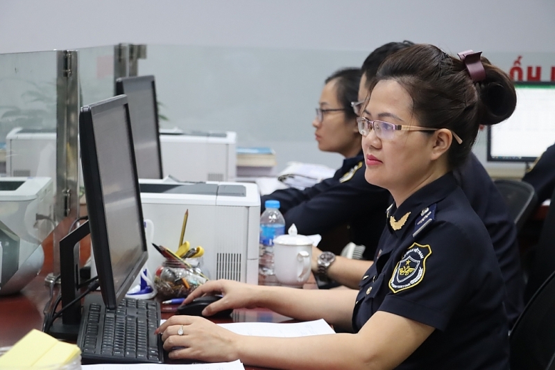 Customs officers of Lao Cai international border gate Customs Branch at work. Photo: T.Binh.