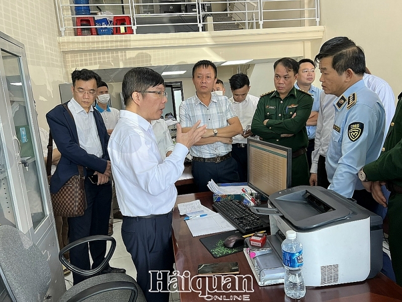 Deputy Director General of the General Department of Customs Luu Manh Tuong inspects the declaration process on the Digital Border Gate Platform at Tan Thanh border gate. Photo: H.Nu