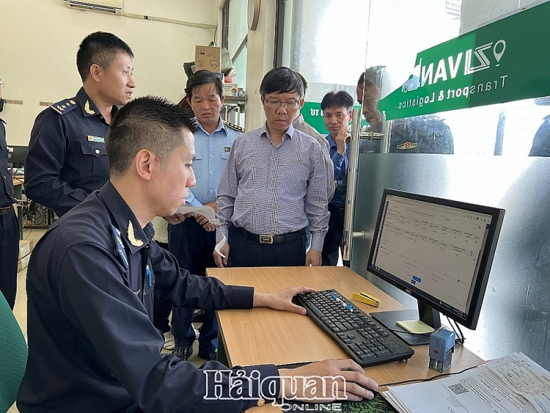 Deputy Director General Luu Manh Tuong inspects the process of receiving and processing information on the Digital Border Gate Platform of the Customs at Huu Nghi international border gate. Photo: H.Nu