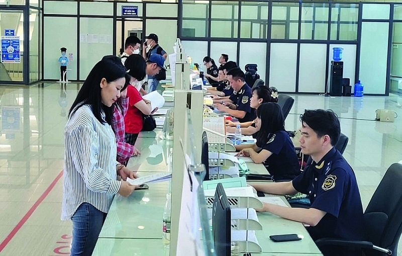 Customs agents mainly carry out formalities for transit and official import and export through Huu Nghi international border gate. Photo: H.Nu