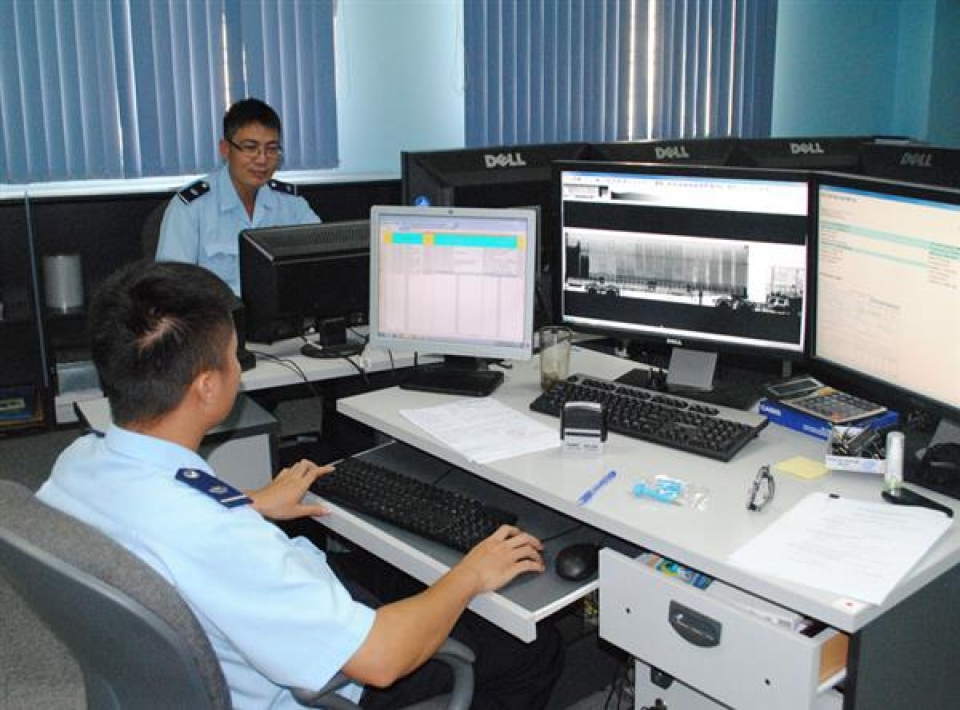 customs uses equipment and machinery to inspect imported and exported goods