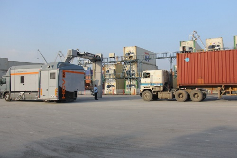 customs uses equipment and machinery to inspect imported and exported goods