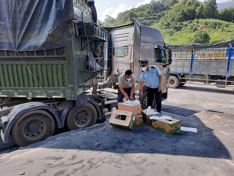 An officer of Thanh Thuy International Border Gate Customs Branch (Ha Giang) inspects import and export goods.