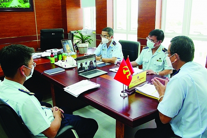 The leaders of Binh Duong Customs Department and advisory units answer questions on procedures for Medochemie Co., Ltd via internet. Photo: Phi Vu