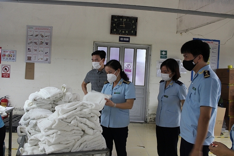 Customs officers of Thanh Hoa Customs Department inspect imported goods. Photo: Phong Nhan