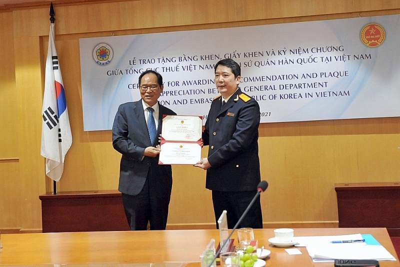 Ambassador of the Republic of Korea to Vietnam awards commendation and plaque of appreciation to the Director General of the General Department of Taxation Cao Anh Tuan