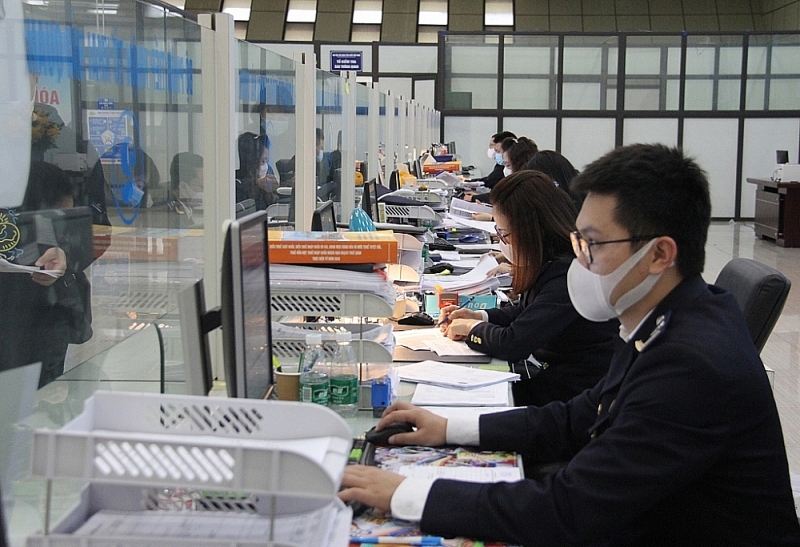 Customs officers of Huu Nghi Customs Branch at work. Photo: H.Nu