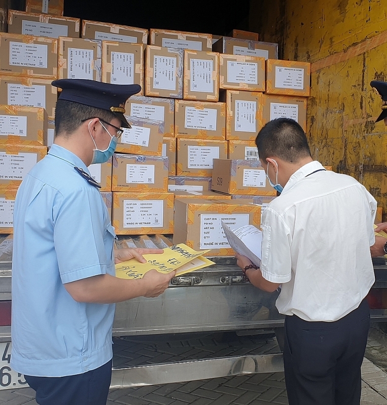 Can Tho Customs officers inspect imported and exported goods. Photo: D.N