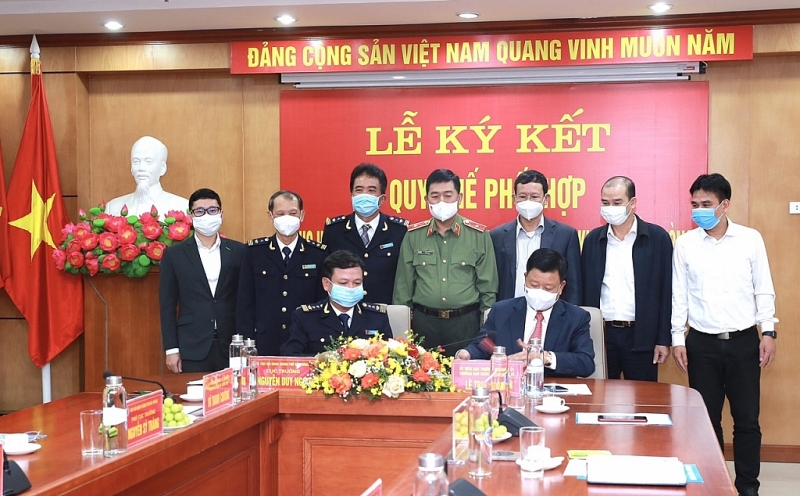 Director of Hai Phong Customs Department Nguyen Duy Ngoc and Head of Hai Phong Economic Zone Management Board Le Trung Kien sign the coordination -agreement.