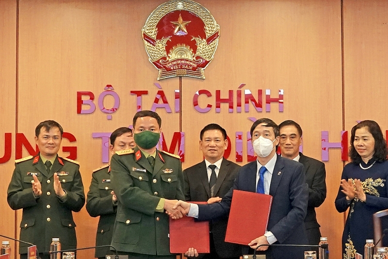 epresentatives of the Ministry of Finance and Viettel Group sign the MoU