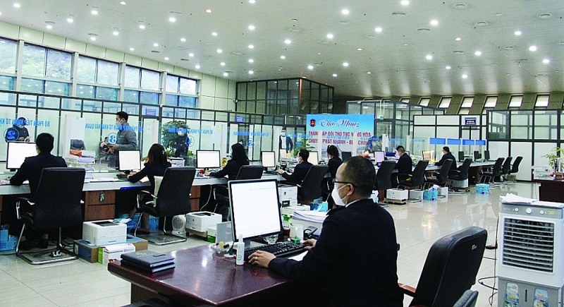 Customs officers of Huu Nghi border gate customs branch at work. Photo: H.Nu