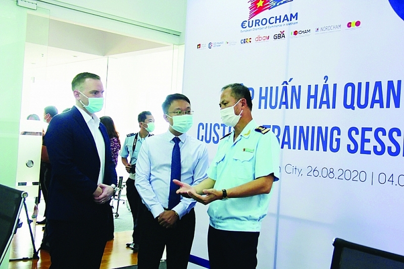 Ho Chi Minh City Customs Department regularly holds training courses and dialogues with businesses. Photo: T.H