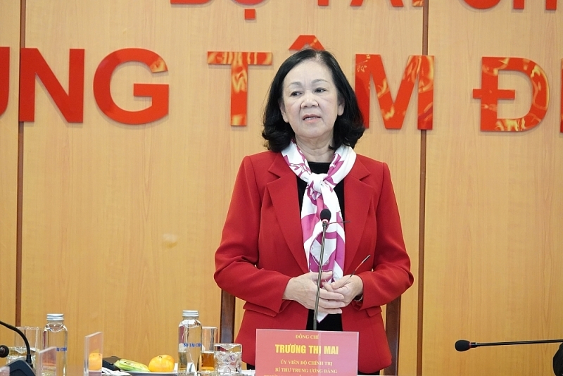 Mrs. Truong Thi Mai, Politburo member, Secretary of the Party Central Committee, Head of the Central Organization Committee speaks at the meeting.