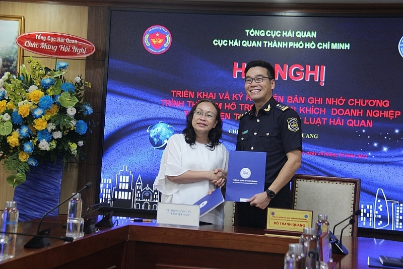 The Deputy Director of Ho Chi Minh City Customs Department congratulated UPS Vietnam Joint Stock Company. Photo: T.H