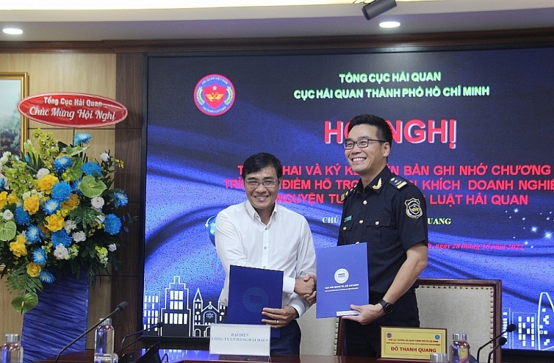 Deputy Director Do Thanh Quang congratulates Macs Maritime Joint Stock Company. Photo: T.H