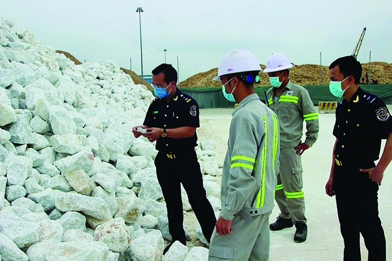 Customs officers of Nghi Son port border gate Customs Branch (Thanh Hoa Customs Department) inspect import and export goods. Photo: Thanh Hoa Customs