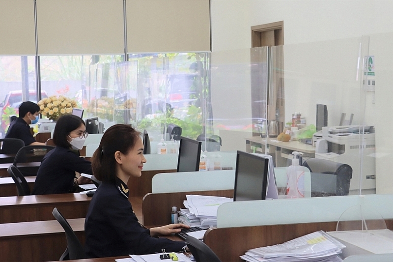 Professional activities at Hon Gai Port Customs Branch, Quang Ninh Customs Department. Photo: Quang Hung