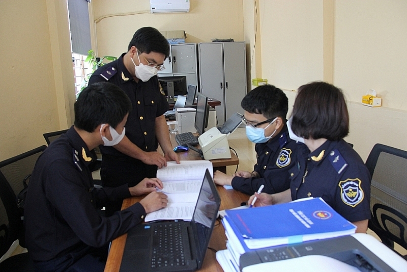 Customs officers of Ha Nam Ninh customs Department at work. Photo: H.Nu