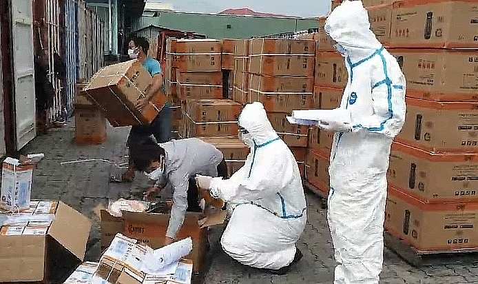 Ho Chi Minh City Customs officers inspect imported and exported goods through Cat Lai Port amid the Covid-19 pandemic. Photo: TH