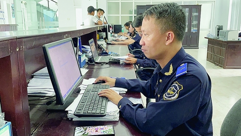 Customs officers of Thuy An Customs Branch - Thua Thien Hue Customs Department at work. Photo: N.Linh