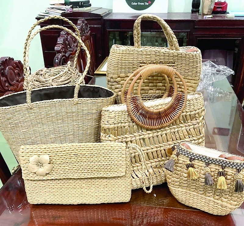 Some handicraft products made from banana peels of Thanh Binh cooperative. Photo: TL